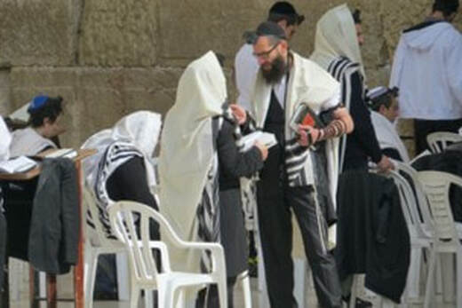 猶太人會將經文匣綁在額頭上、手臂上，或是將把經文匣釘在門框上與城門上。